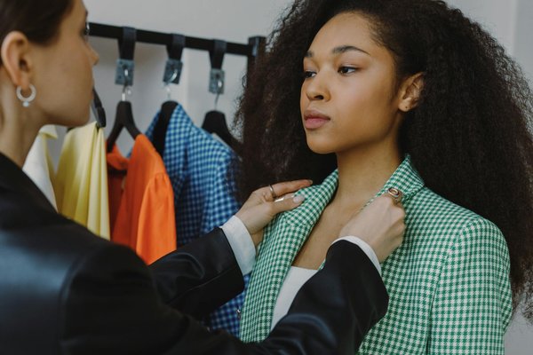 Comment marier des accessoires en perles d'eau douce avec des tenues contemporaines?