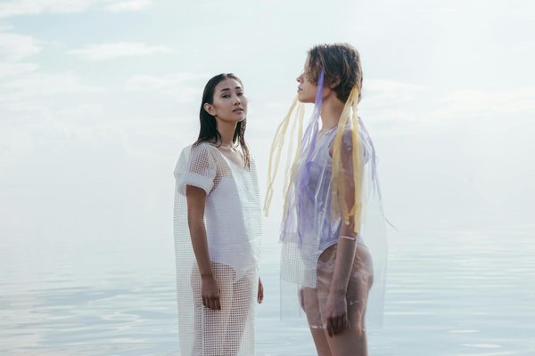 Comment styliser des gants en dentelle pour une réception de mariage?